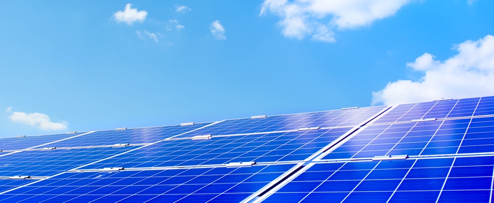 Panneau solaire photovoltaique sous le soleil Panneau solaire photovoltaique sous le soleil